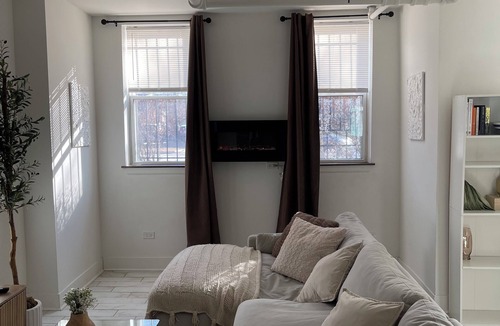 West Ridge Apartment | Minimalist Aesthetic apartment with WiFi in vibrant Chicago