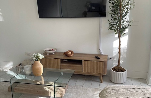 West Ridge Apartment | Minimalist Aesthetic apartment with WiFi in vibrant Chicago