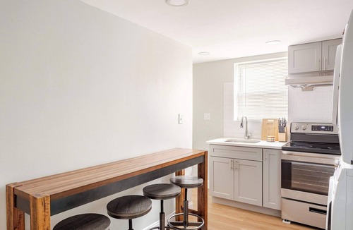 East Passyunk Crossing Apartment | Minimalist S Center City | GlobeNest
