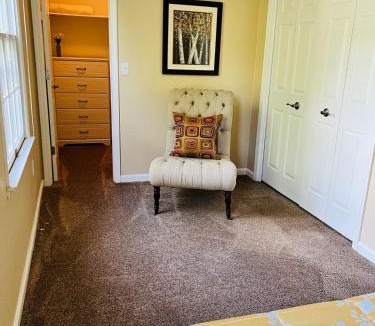 Quincy Apartment | Mins to Blessing Hospital, Miss River, Country Club