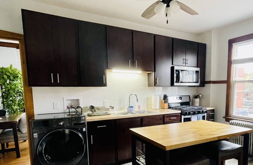 Chicago Apartment | Minutes from Downtown Gorgeous ,spacious 2BD/1BA w/Parking