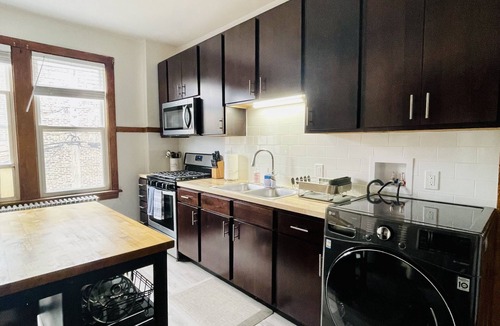 Chicago Apartment | Minutes from Downtown Gorgeous ,spacious 2BD/1BA w/Parking