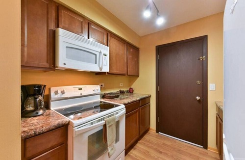 O'Hare Apartment | Minutes from O`Hare | Safe Neighborhood | Parking