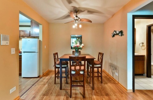 O'Hare Apartment | Minutes from O`Hare | Safe Neighborhood | Parking