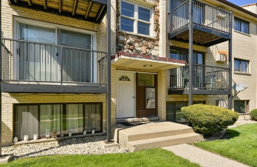 O'Hare Apartment | Minutes from O`Hare | Safe Neighborhood | Parking