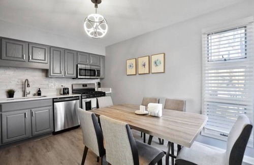 St. Charles House | Minutes to Downtown Saint Charles, Cozy/Chic Home