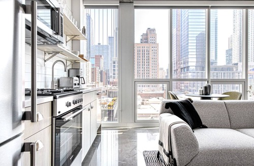 Near North Side Apartment | Mod River North 1BR w/Gym, Pool, near L stop & Beach, by Blueground