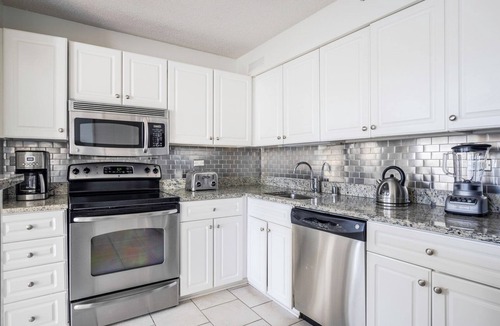 Rush and Division Apartment | Mod River North 2BR w/Gym, W/D, near Magnificent Mile, by Blueground