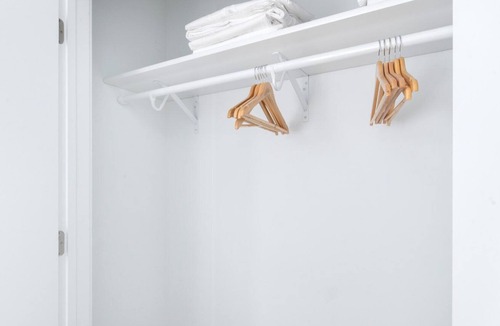 Noble Square Apartment | Mod West Town 3BR, walk to Blue Line, Wicker Park, by Blueground