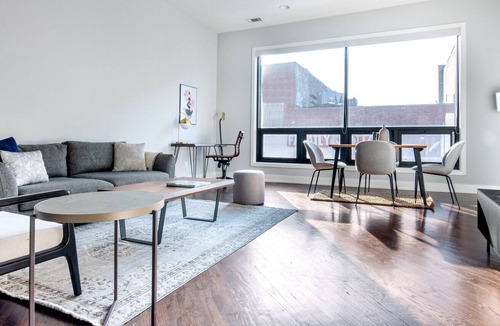 Noble Square Apartment | Mod West Town 3BR, walk to Blue Line, Wicker Park, by Blueground