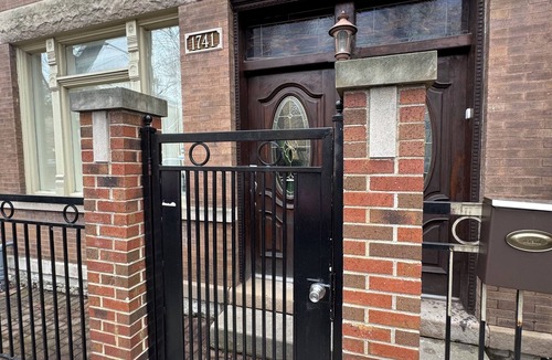 West Town Apartment | Modern 1-bedroom apartment with 1 FREE Parking, Whirlpool bathtub,Full Kitchen