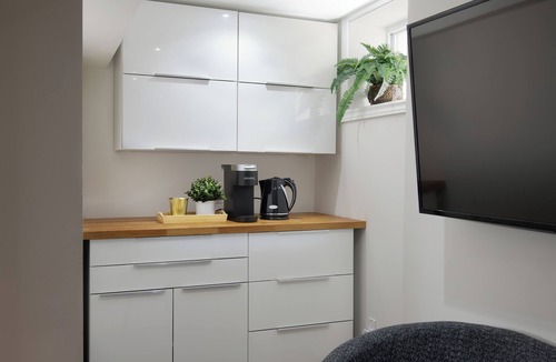 Old East York Apartment | Modern 2 Bed Suite in Toronto - Full Kitchen & Laundry - Close to Subway