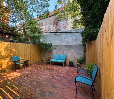 Mantua Hostel | Modern 2 BedRm Spacious Home-University City-Free Parking!