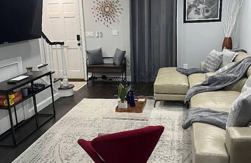 Atlanta House | Modern 2 Bedroom Condo in Quaint Neighborhood