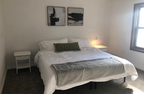 Des Moines Apartment | Modern 2 Bedroom with King near downtown w yard