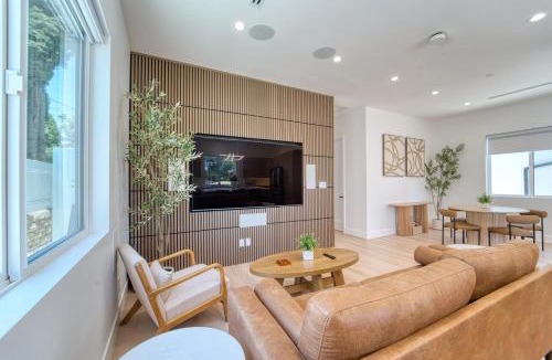 Northridge House | Modern 2 BR, 2BA, EV Charger, 2 King Beds, Fire Pit, BBQ, Near Universal