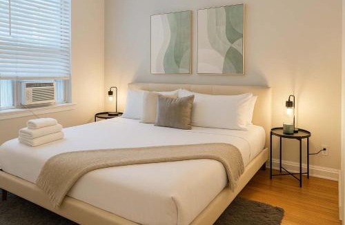 Boystown Apartment | Modern 2BR with Reliable Wi-Fi - Roscoe 30
