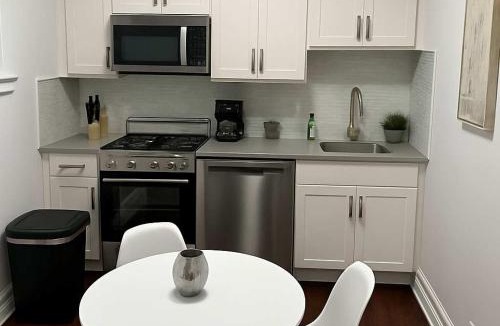 Boystown Apartment | Modern 2BR with Reliable Wi-Fi - Roscoe 30