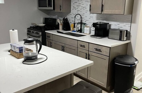 Bronzeville Apartment | Modern 3 Bedroom Close to Downtown Chicago