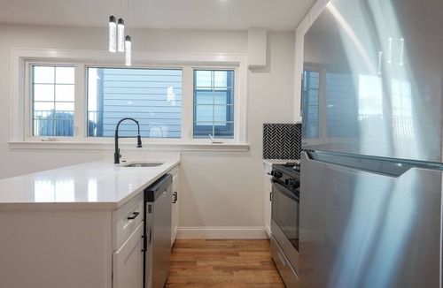 Eagle Hill Apartment | Modern 3BR in Eagle Hill - Close to Airport, Transit & Downtown
