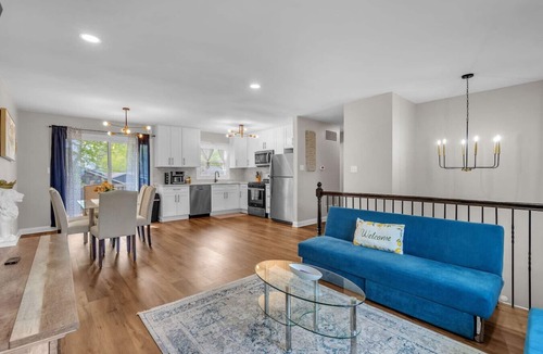 Lake in the Hills House | Modern 4BD Home in Lake Hills Pet friendly