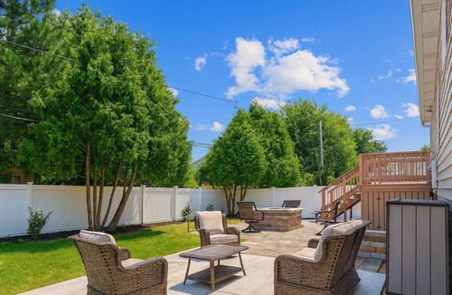 Bensenville House | Modern 4BR Getaway -Private Yard -Bensenville