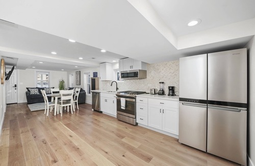 Forest Park Apartment | Modern apartment in great central location!