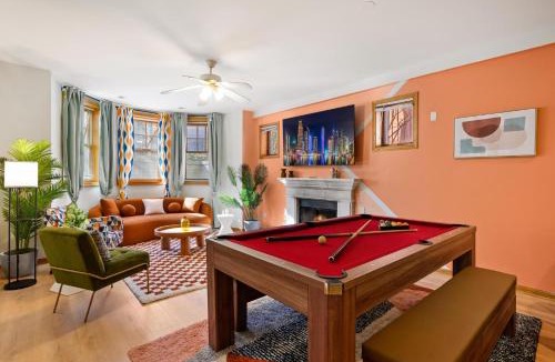 Wicker Park Apartment | Modern Apt Billiards 1 Private Patio 1 Parking