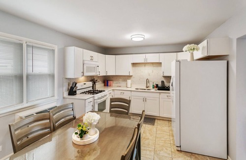 Libertyville Apartment | Modern Apt w/2 Kings 1/2 mile to DT Libertyville!