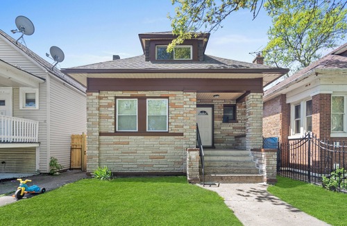 South Chicago House | Modern Bungalow near the beach! 20 minutes to downtown!