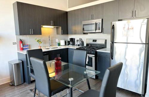 Near South Side Apartment | Modern Chicago 2BR Apartment with Skyline View, Optional Parking & Gym Access Near McCormick, Museum Campus, Grant Park & Soldier Field