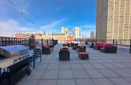 Near South Side Apartment | Modern Chicago 2BR Apartment with Skyline View, Optional Parking & Gym Access Near McCormick, Museum Campus, Grant Park & Soldier Field