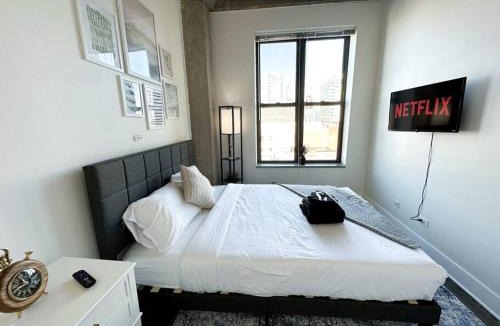 Near South Side Apartment | Modern Chicago 2BR Apartment with Skyline View, Optional Parking & Gym Access Near McCormick, Museum Campus, Grant Park & Soldier Field