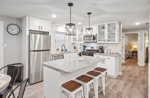 Wasco House | Modern & Clean 3 Bedroom House with Sunroom