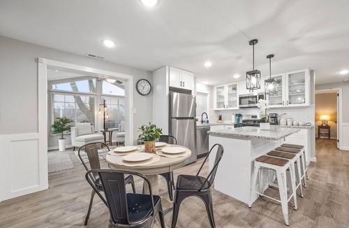 Wasco House | Modern & Clean 3 Bedroom House with Sunroom