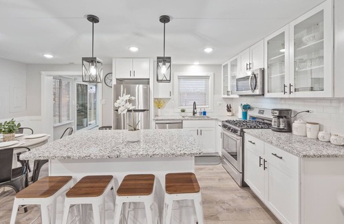 Wasco House | Modern & Clean 3 Bedroom House with Sunroom