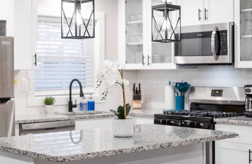 Wasco House | Modern & Clean 3 Bedroom House with Sunroom
