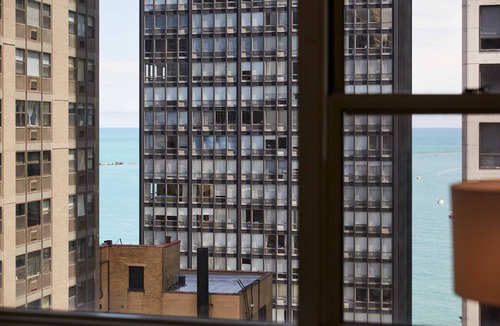 Streeterville Apartment | Modern Corner 2BR in Streeterville | Roof Deck | Lake Views