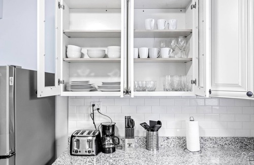 Berwyn Apartment | Modern & Cozy near MDW & ORD ~ Queen Beds, Parking