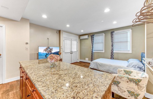 North Bergen House | Modern & cozy studio close to NYC | No car needed!