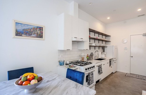 Oak Park Apartment | Modern Deluxe Studio Suite in lovely Oak Park!