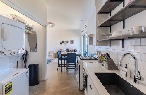 Oak Park Apartment | Modern Deluxe Studio Suite in lovely Oak Park!