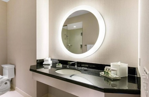 Streeterville Hotel | Modern Digs Steps from Mag Mile Shops/Dining with 24-hour Gym