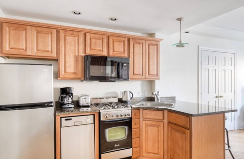Gold Coast Apartment | Modern Gold Coast Studio w/Doorman & Gym, 2 blocks to L, by Blueground