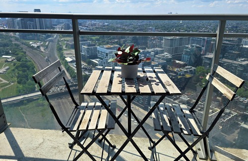CityPlace Condo | Modern High-Rise 1 BD Downtown Toronto Condo - With Parking & Balcony