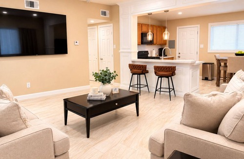 Hobbs House | Modern Home, 3BR 2BA , Smart TV, Free Parking, Fast WiFi