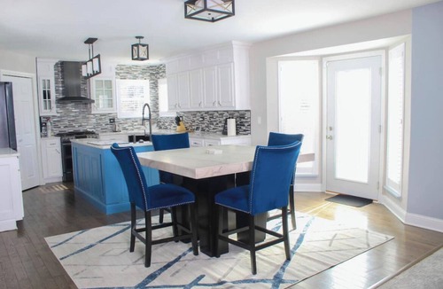 Shorewood House | Modern Home in Trendy Neighborhood 40 from Downtown Chicago