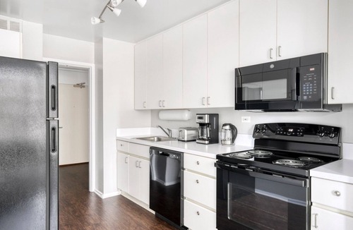Lake View East Apartment | Modern Lakeview 2BR w/Deck, Pool & Gym, nr Lincoln Park, by Blueground