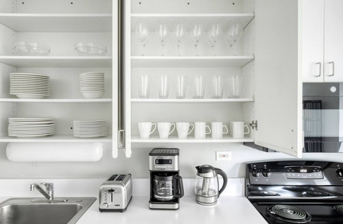 Lake View East Apartment | Modern Lakeview 2BR w/Deck, Pool & Gym, nr Lincoln Park, by Blueground