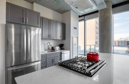 Lake View East Apartment | Modern Lakeview 2BR w/Roftop & Gym, nr Trail & Park, by Blueground